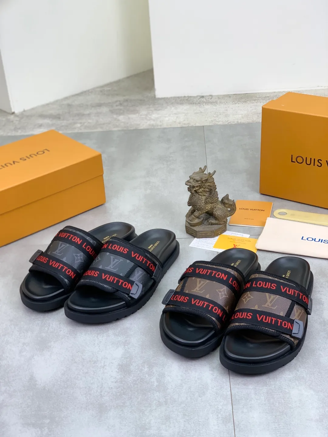 Men's shoes 💰P320💰【New style】🆘 Original quality 【LOUIS VUITTON】The popular Louis Vuitton LV men's slippers on the official website are on sale simultaneously! Original fabric imported from Italy, original factory special supply, code number: 38-44 (45 customized), many colors available